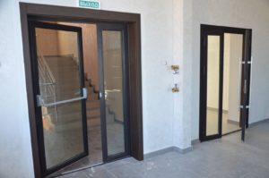 Противопожарная дверь с остеклением более 25 процентов / серия FRM7452